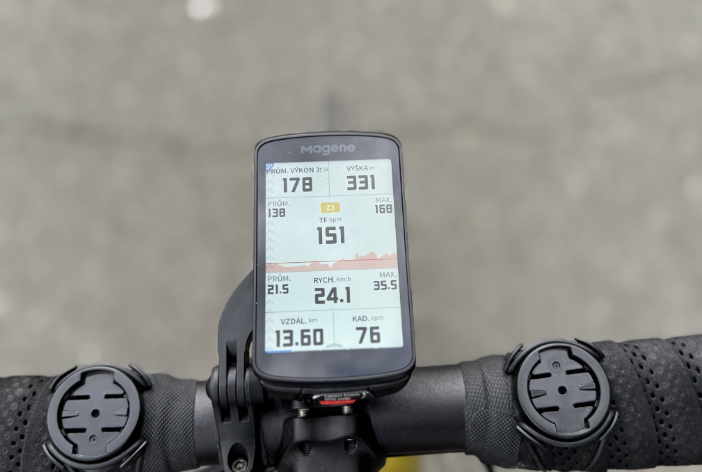 magene-c706-cyklonavigace-datove-obrazovky